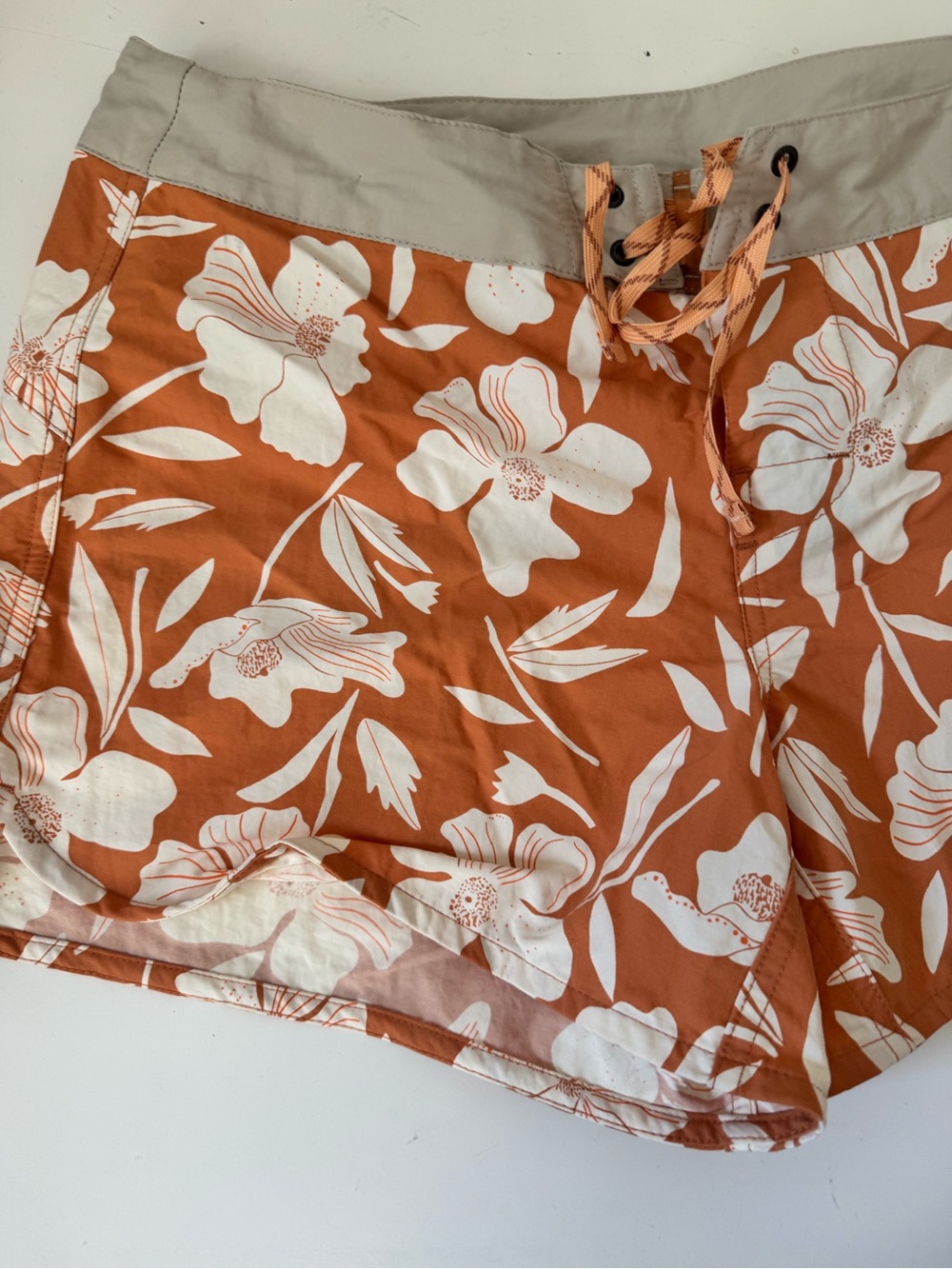 Patagonia Womens Wavefarer Boards Shorts 5" Orange/Peach White Floral Sz 12 - Picture 2 of 11
